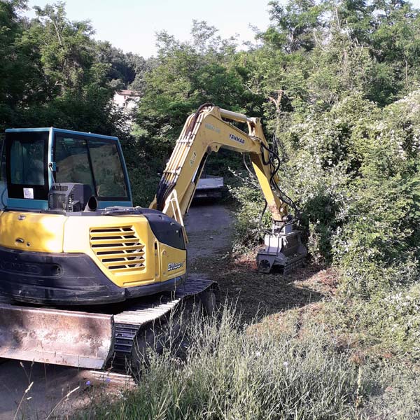 noleggio con operatore di autocarri, auotreni, escavatori